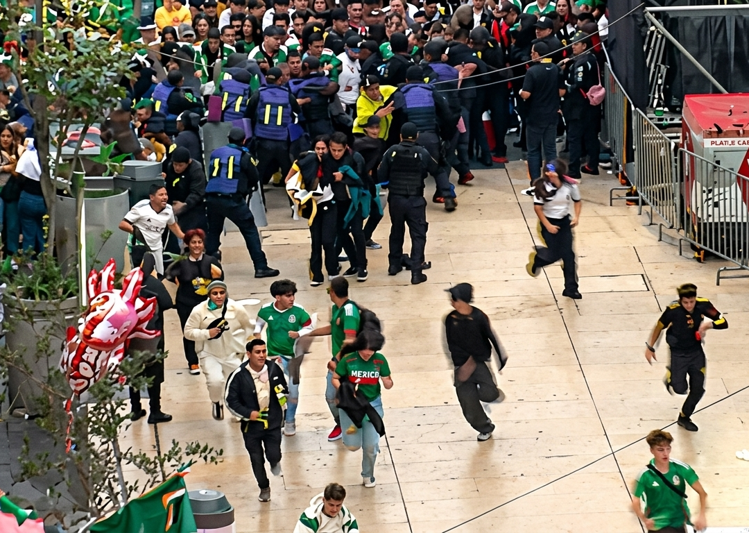 Aficionados tiran vallas irrumpen Fan Festival CDMX
